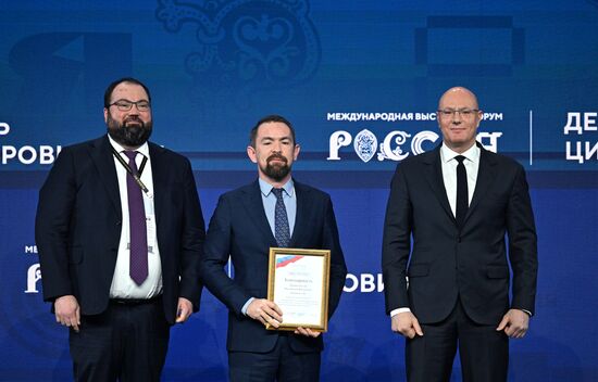 Выставка "Россия".  Пленарная сессия "ИТ, телеком, интернет: как национальные лидеры развиваются сами и развивают отрасль"