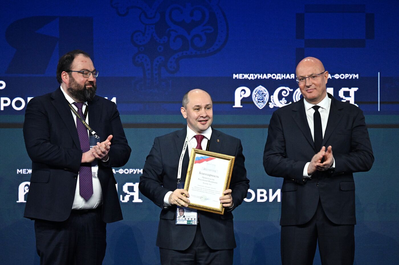 Выставка "Россия".  Пленарная сессия "ИТ, телеком, интернет: как национальные лидеры развиваются сами и развивают отрасль"