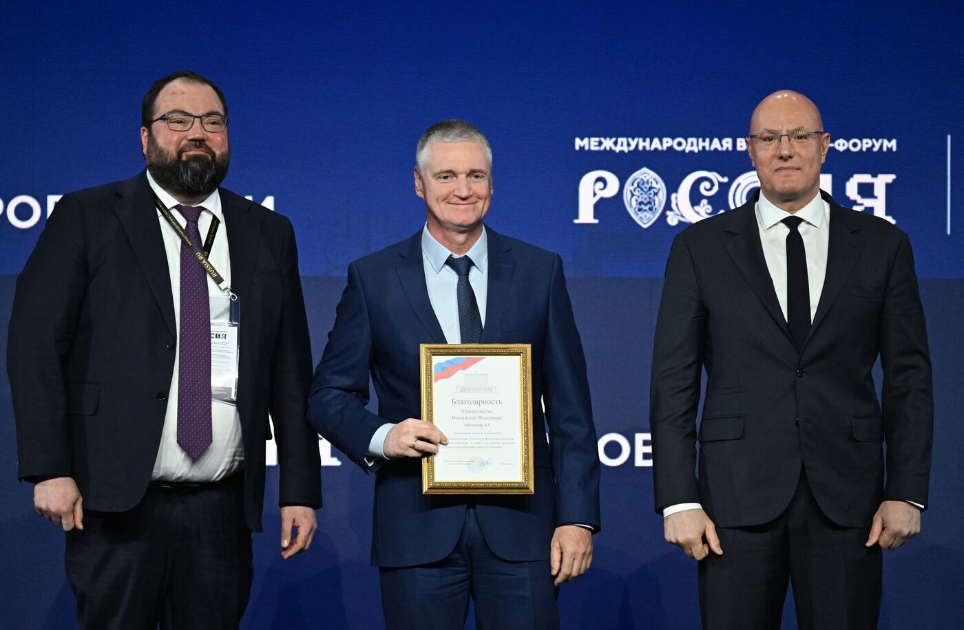 Выставка "Россия".  Пленарная сессия "ИТ, телеком, интернет: как национальные лидеры развиваются сами и развивают отрасль"