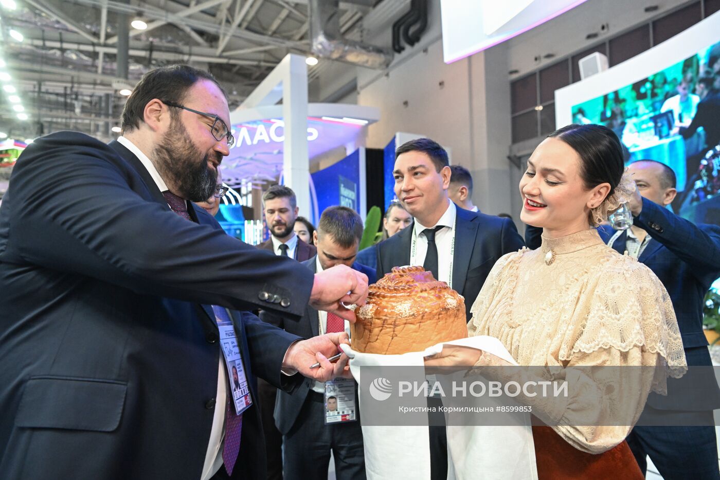 Выставка "Россия". Министр цифрового развития М. Шадаев осмотрел стенды