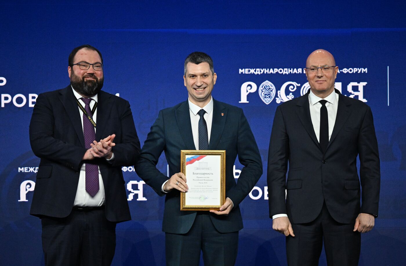 Выставка "Россия".  Пленарная сессия "ИТ, телеком, интернет: как национальные лидеры развиваются сами и развивают отрасль"