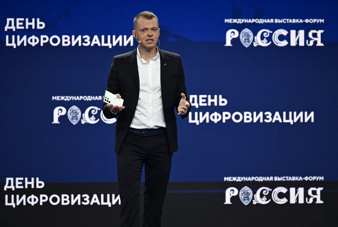 Выставка "Россия".  Пленарная сессия "ИТ, телеком, интернет: как национальные лидеры развиваются сами и развивают отрасль"