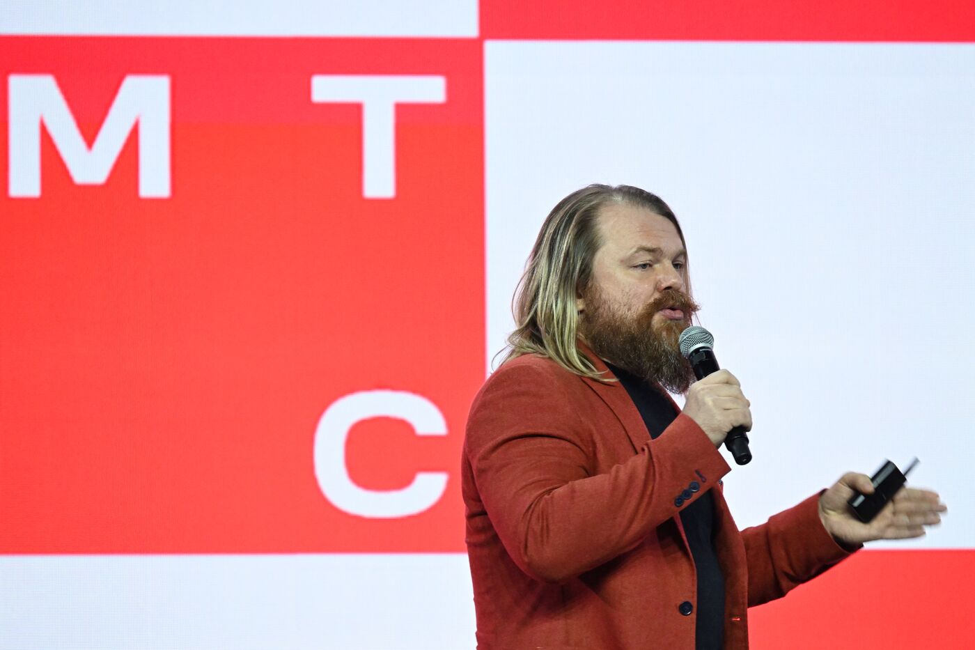 Выставка "Россия".  Пленарная сессия "ИТ, телеком, интернет: как национальные лидеры развиваются сами и развивают отрасль"