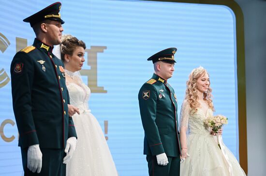 Выставка "Россия". Торжественная церемония бракосочетания двух южноуральских пар