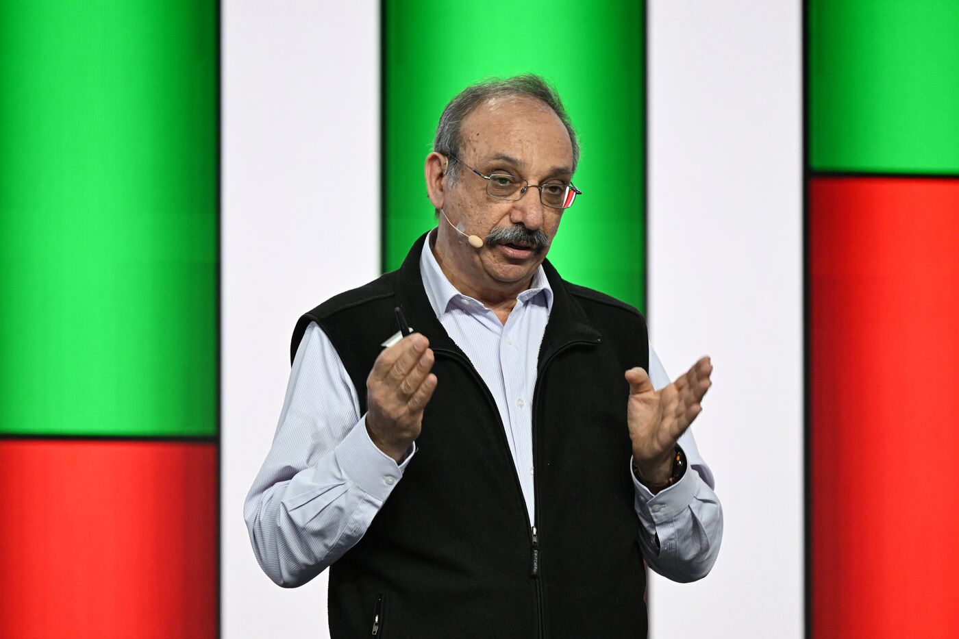 Выставка "Россия".  Пленарная сессия "ИТ, телеком, интернет: как национальные лидеры развиваются сами и развивают отрасль"