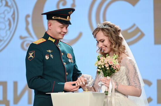 Выставка "Россия". Торжественная церемония бракосочетания двух южноуральских пар