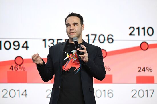 Выставка "Россия".  Пленарная сессия "ИТ, телеком, интернет: как национальные лидеры развиваются сами и развивают отрасль"