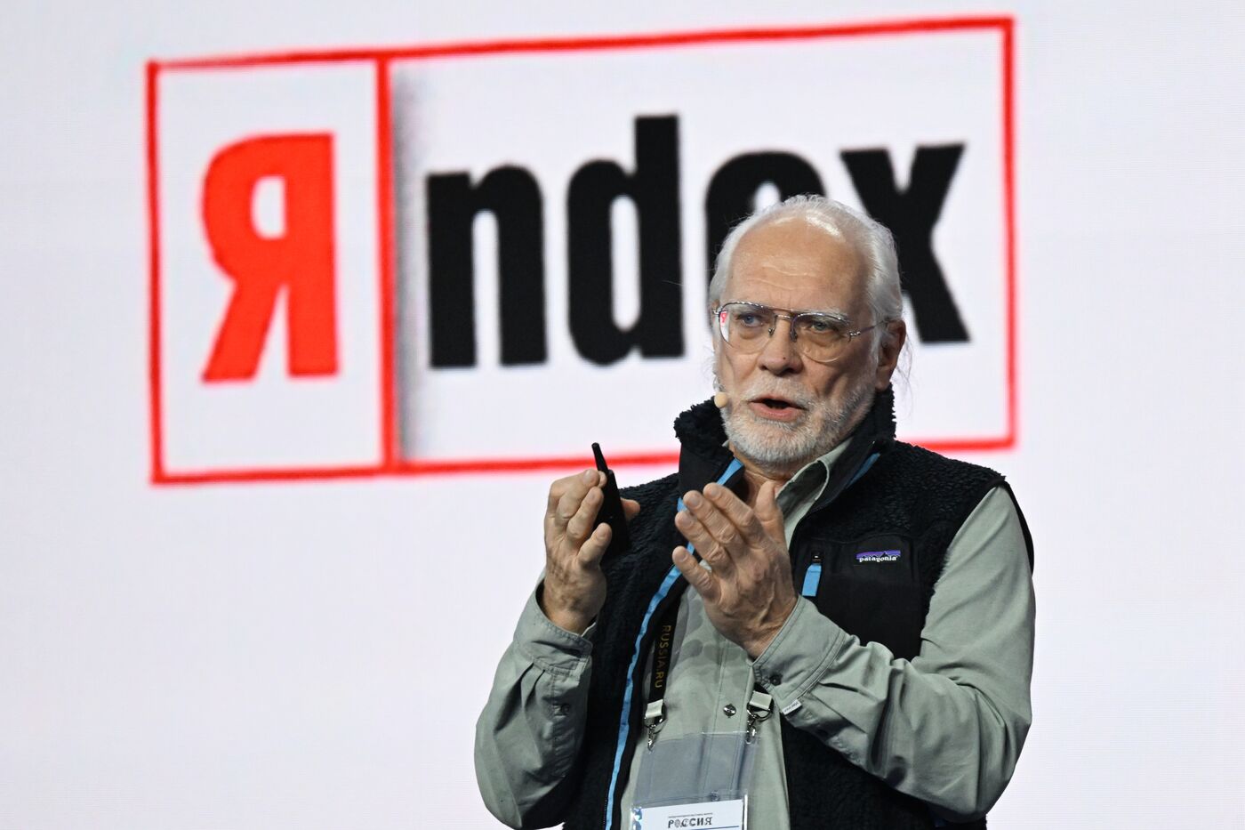 Выставка "Россия".  Пленарная сессия "ИТ, телеком, интернет: как национальные лидеры развиваются сами и развивают отрасль"