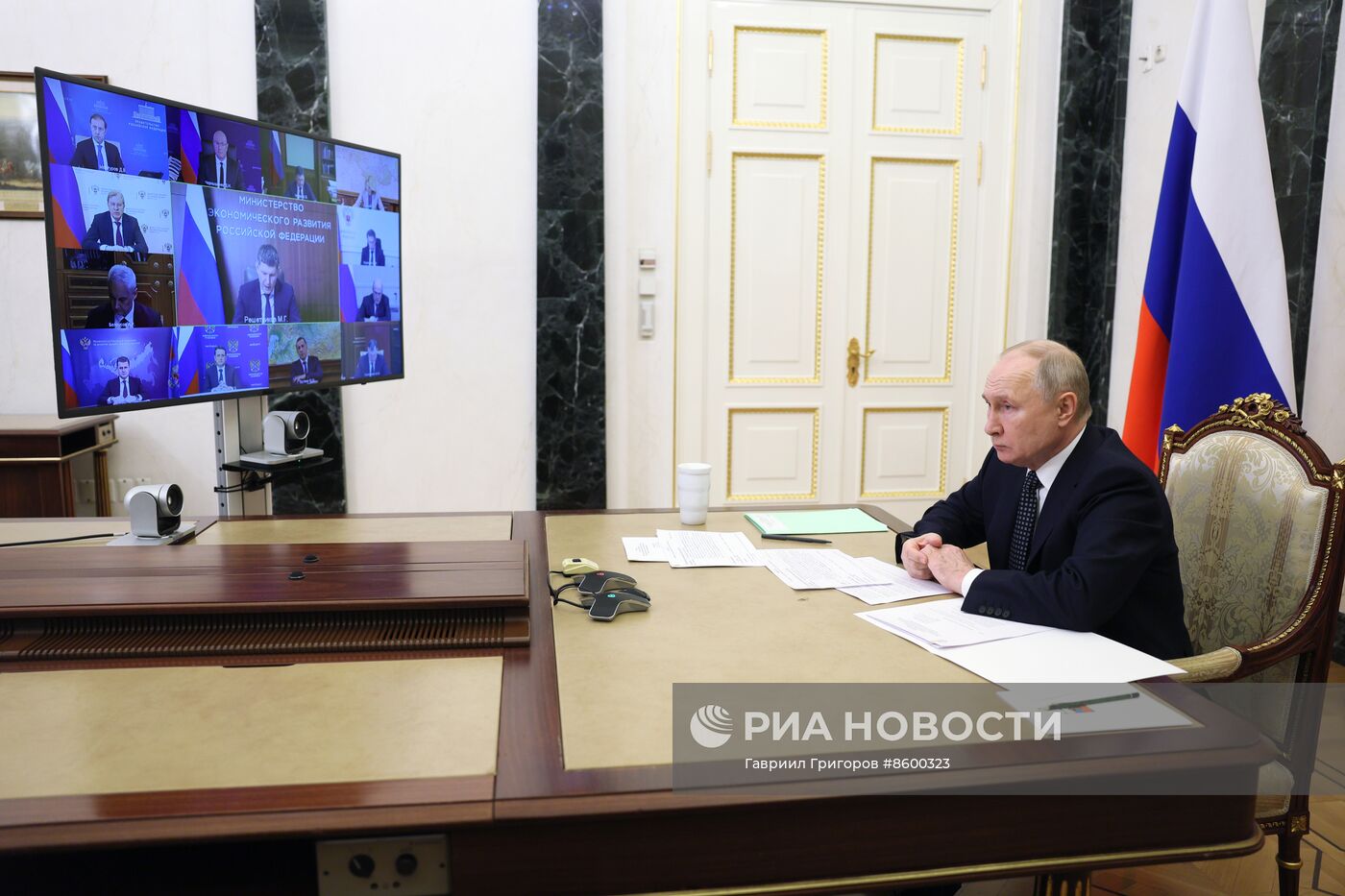 Президент РФ В. Путин провел совещание с членами правительства РФ