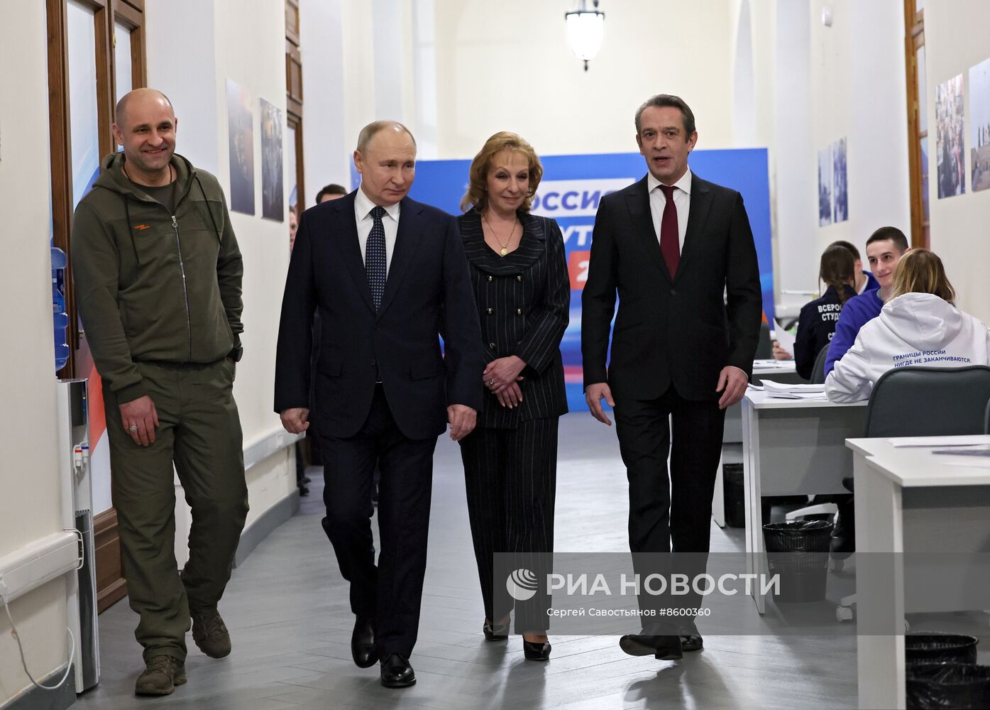 В. Путин посетил свой избирательный штаб в Гостином дворе