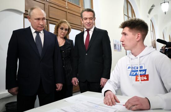 В. Путин посетил свой избирательный штаб в Гостином дворе