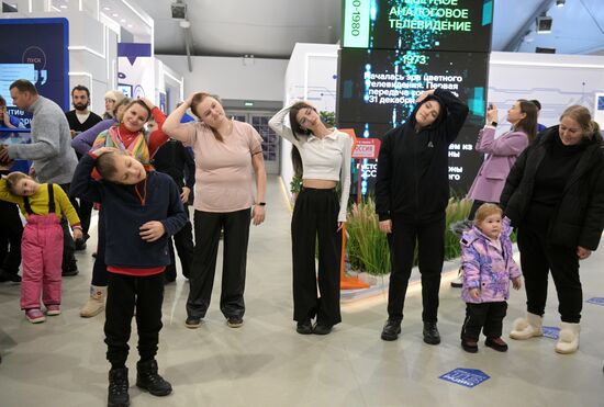 Выставка "Россия". Фиджитал-зарядка с элементами фитнеса, демонстрацией базовых упражнений и техник из баскетбола и ОФП