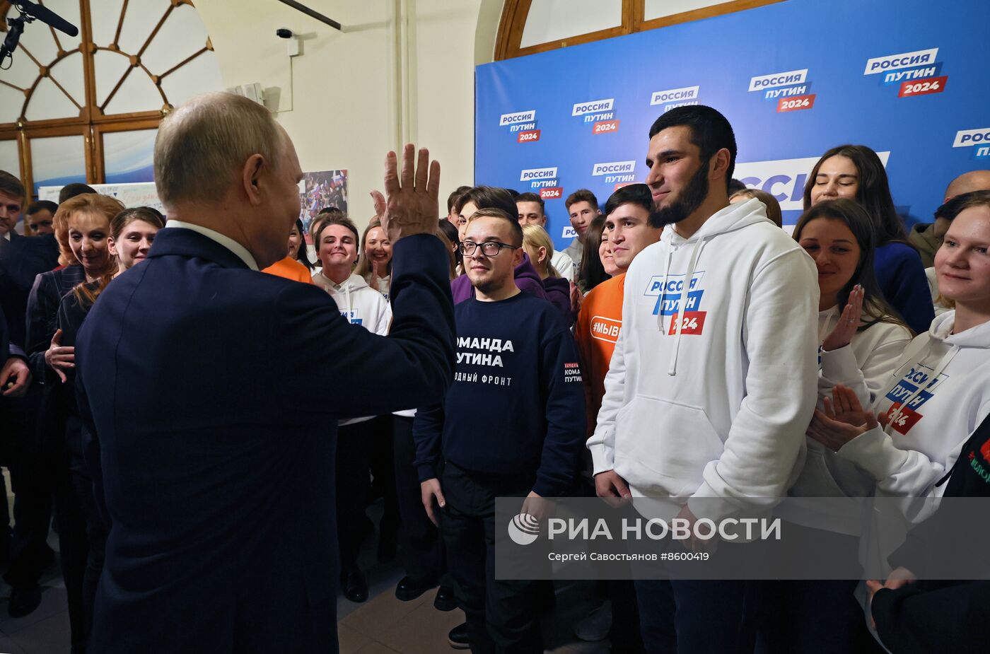 В. Путин посетил свой избирательный штаб в Гостином дворе