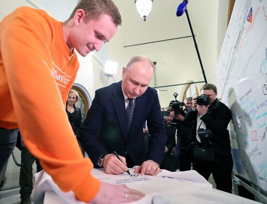 В. Путин посетил свой избирательный штаб в Гостином дворе