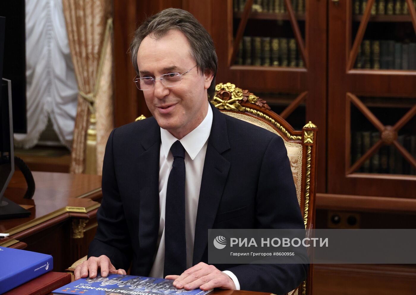 Рабочая встреча президента РФ В. Путина с председателем совета директоров "БТС-МОСТ" Р. Байсаровым