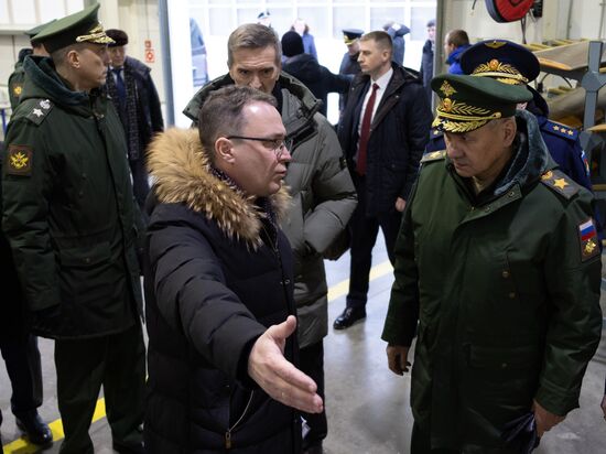 Министр обороны РФ С. Шойгу проверил выполнение гособоронзаказа на предприятие оборонного комплекса в Подмосковье
