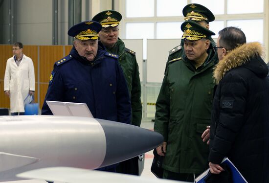 Министр обороны РФ С. Шойгу проверил выполнение гособоронзаказа на предприятие оборонного комплекса в Подмосковье