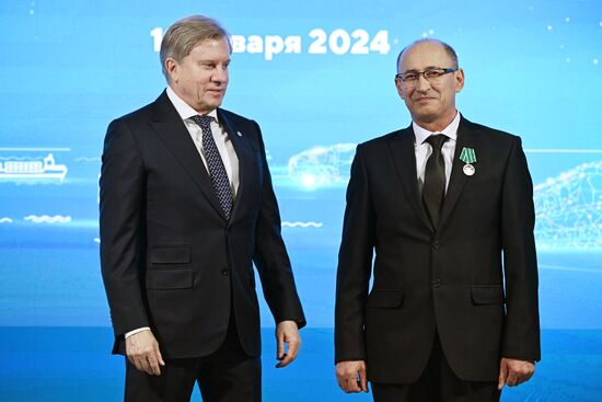 Выставка "Россия". Церемония награждения юбилейными медалями "50 лет Байкало-Амурской магистрали"