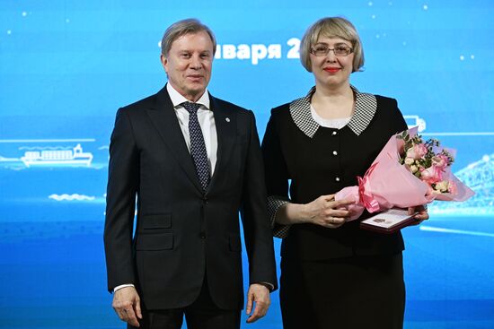 Выставка "Россия". Церемония награждения юбилейными медалями "50 лет Байкало-Амурской магистрали"