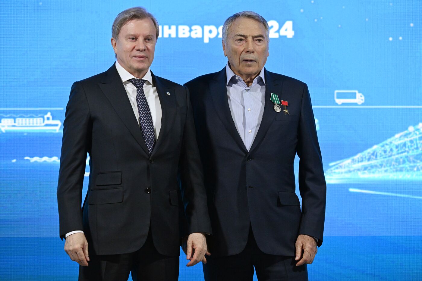 Выставка "Россия". Церемония награждения юбилейными медалями "50 лет Байкало-Амурской магистрали"