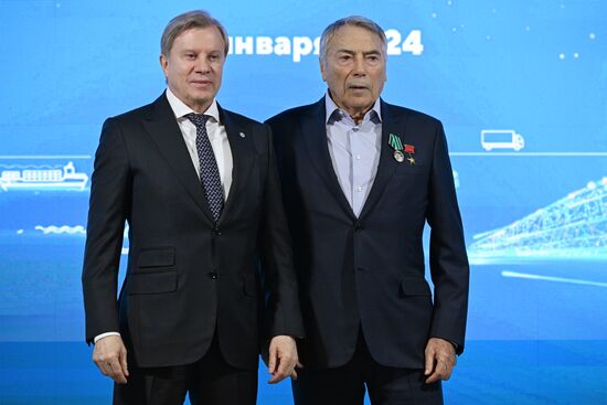 Выставка "Россия". Церемония награждения юбилейными медалями "50 лет Байкало-Амурской магистрали"