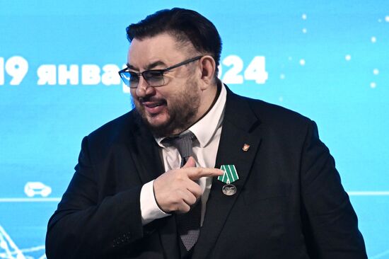 Выставка "Россия". Церемония награждения юбилейными медалями "50 лет Байкало-Амурской магистрали"