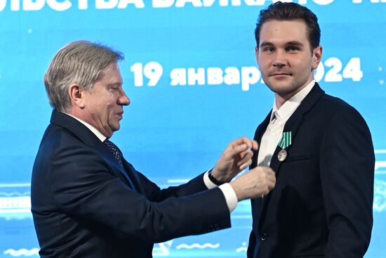 Выставка "Россия". Церемония награждения юбилейными медалями "50 лет Байкало-Амурской магистрали"