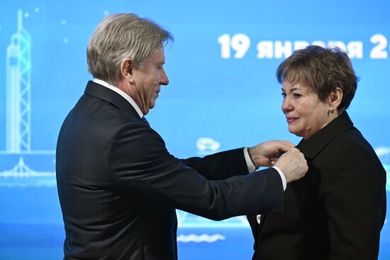 Выставка "Россия". Церемония награждения юбилейными медалями "50 лет Байкало-Амурской магистрали"