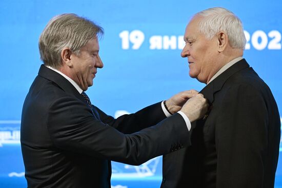 Выставка "Россия". Церемония награждения юбилейными медалями "50 лет Байкало-Амурской магистрали"