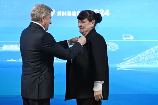 Выставка "Россия". Церемония награждения юбилейными медалями "50 лет Байкало-Амурской магистрали"