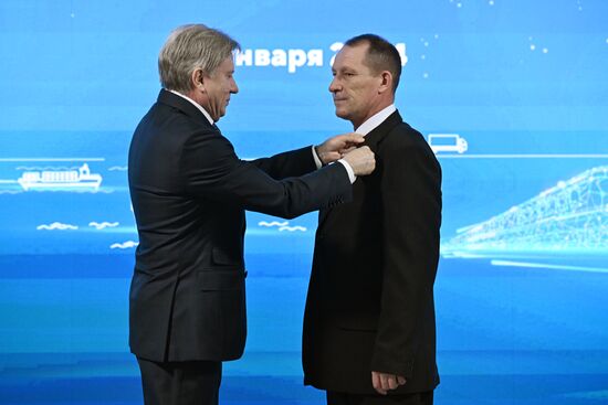 Выставка "Россия". Церемония награждения юбилейными медалями "50 лет Байкало-Амурской магистрали"