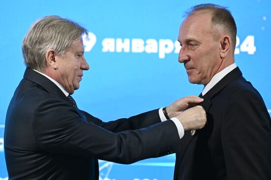 Выставка "Россия". Церемония награждения юбилейными медалями "50 лет Байкало-Амурской магистрали"