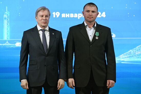 Выставка "Россия". Церемония награждения юбилейными медалями "50 лет Байкало-Амурской магистрали"