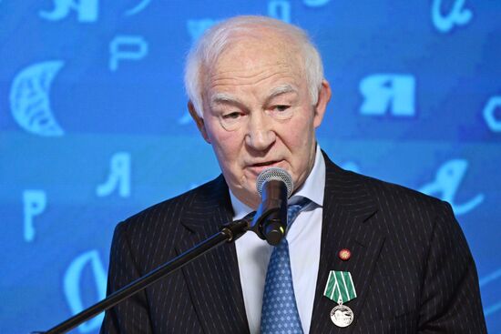 Выставка "Россия". Церемония награждения юбилейными медалями "50 лет Байкало-Амурской магистрали"