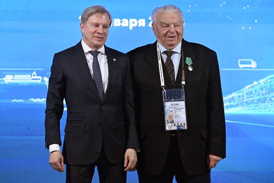 Выставка "Россия". Церемония награждения юбилейными медалями "50 лет Байкало-Амурской магистрали"