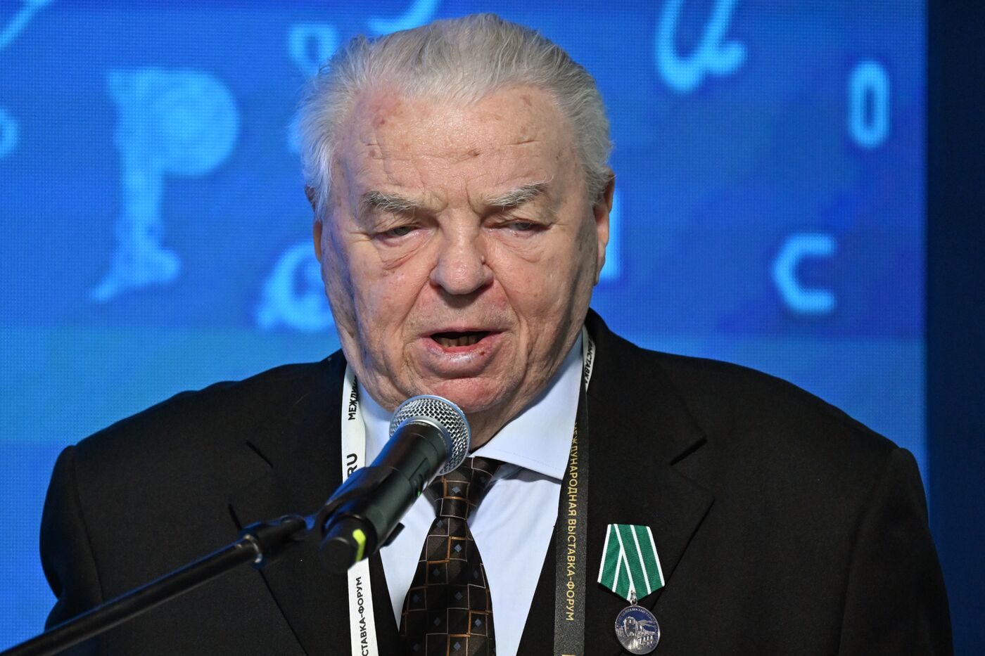 Выставка "Россия". Церемония награждения юбилейными медалями "50 лет Байкало-Амурской магистрали"