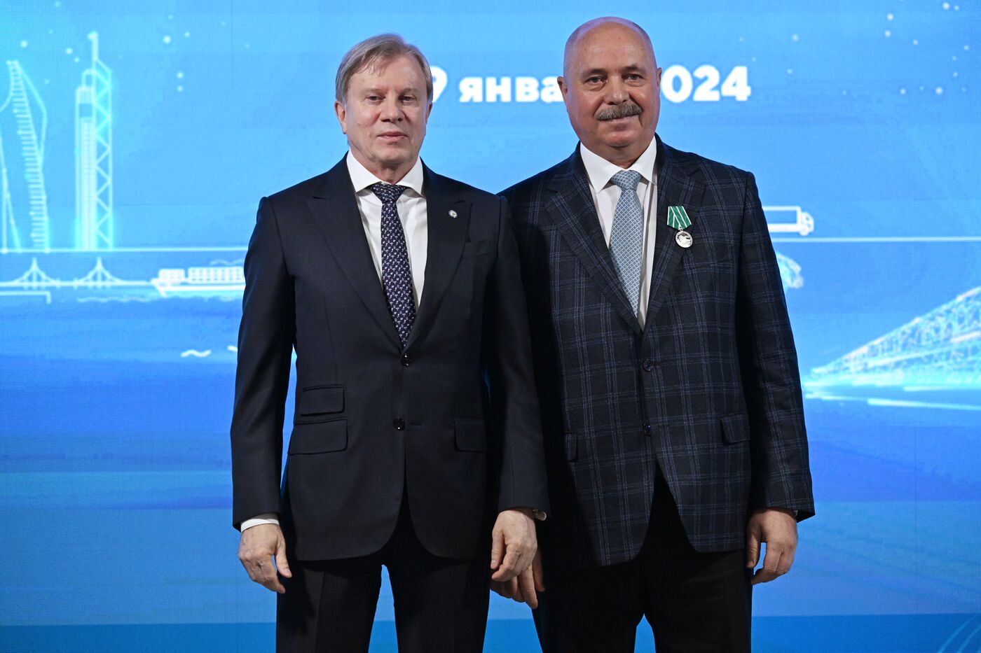 Выставка "Россия". Церемония награждения юбилейными медалями "50 лет Байкало-Амурской магистрали"