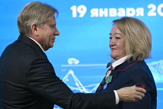 Выставка "Россия". Церемония награждения юбилейными медалями "50 лет Байкало-Амурской магистрали"