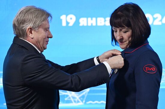 Выставка "Россия". Церемония награждения юбилейными медалями "50 лет Байкало-Амурской магистрали"