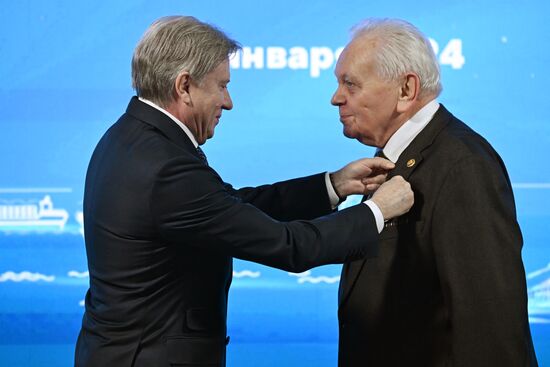 Выставка "Россия". Церемония награждения юбилейными медалями "50 лет Байкало-Амурской магистрали"