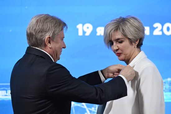 Выставка "Россия". Церемония награждения юбилейными медалями "50 лет Байкало-Амурской магистрали"