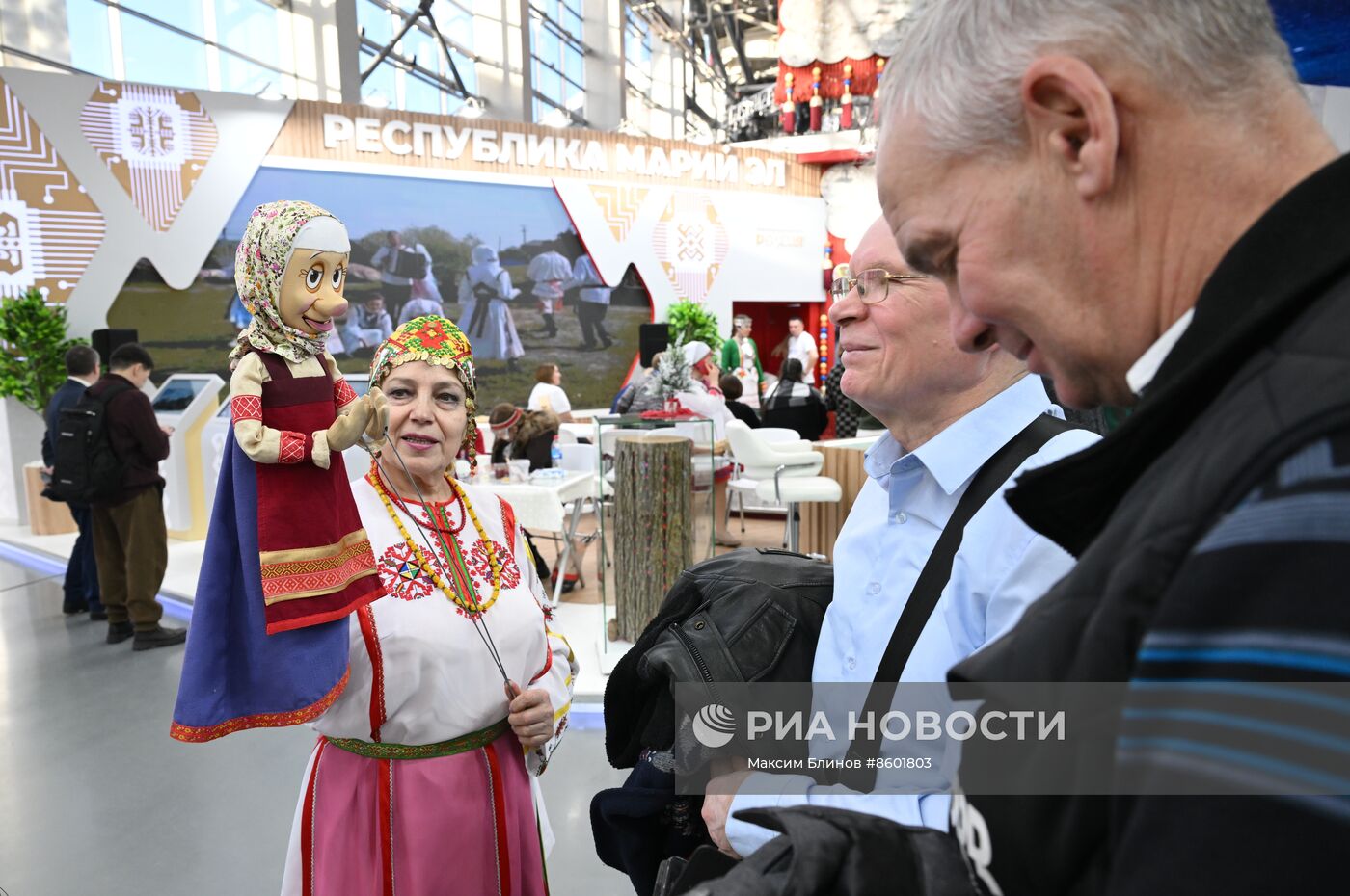 Работа выставки "Россия"