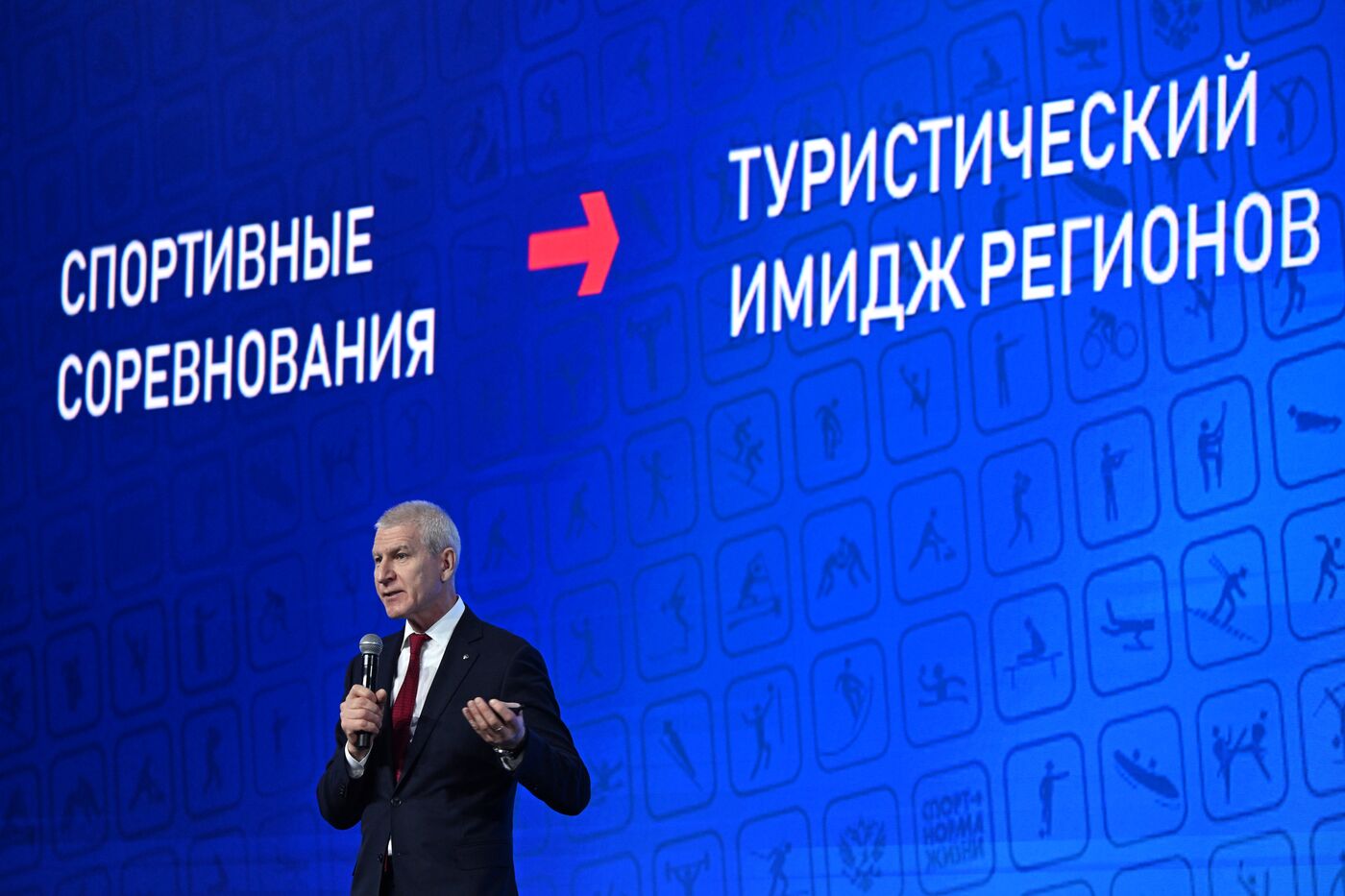 Выставка "Россия".  Пленарная сессия "Инфраструктурное развитие регионов: курс на крупные проекты"