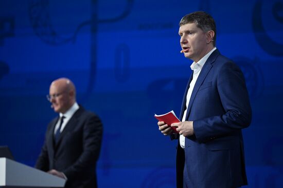 Выставка "Россия".  Пленарная сессия "Инфраструктурное развитие регионов: курс на крупные проекты"