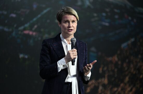 Выставка "Россия".  Пленарная сессия "Инфраструктурное развитие регионов: курс на крупные проекты"