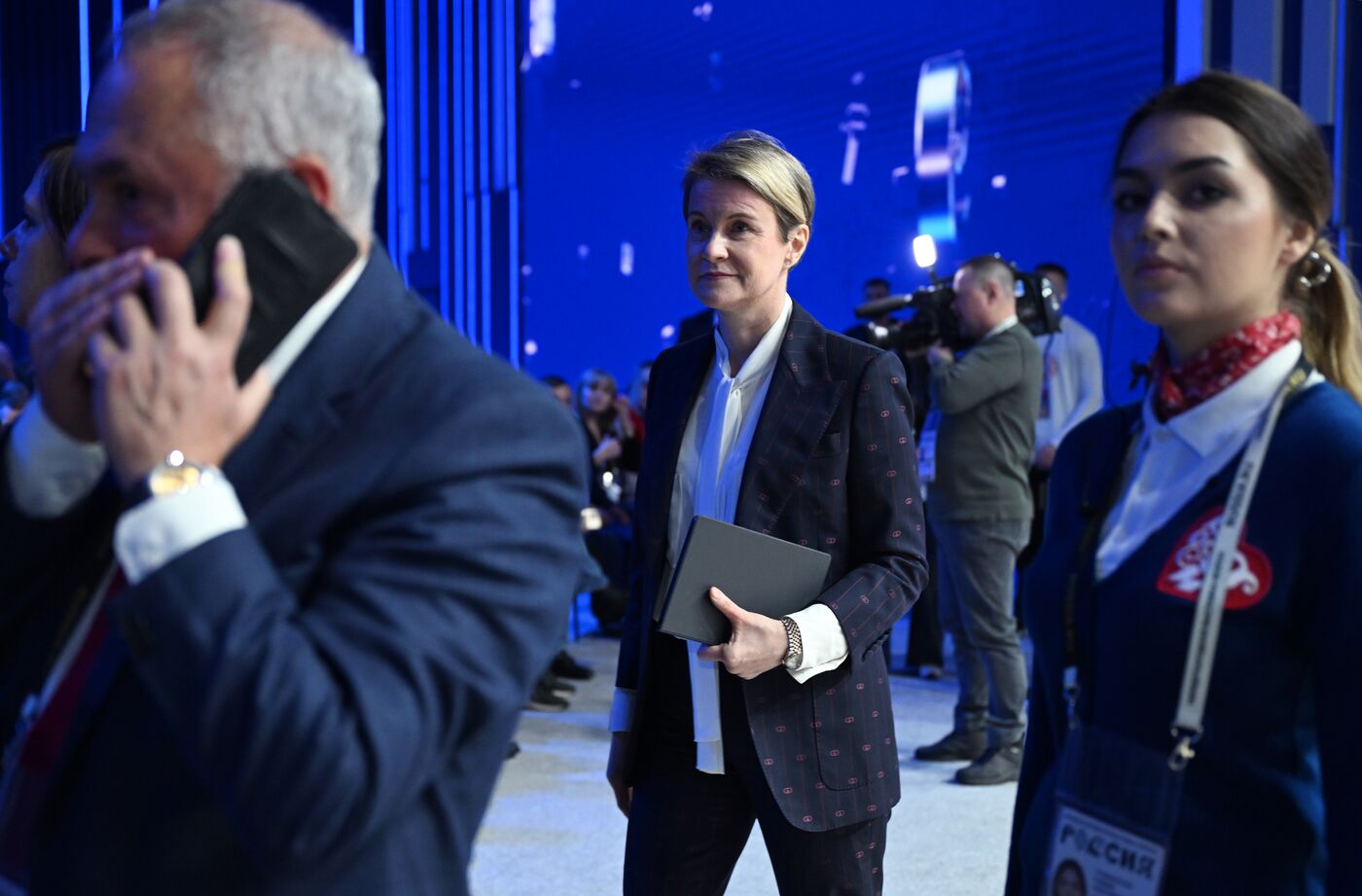 Выставка "Россия".  Пленарная сессия "Инфраструктурное развитие регионов: курс на крупные проекты"