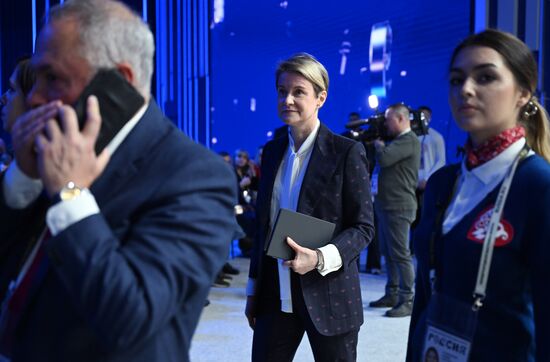 Выставка "Россия".  Пленарная сессия "Инфраструктурное развитие регионов: курс на крупные проекты"