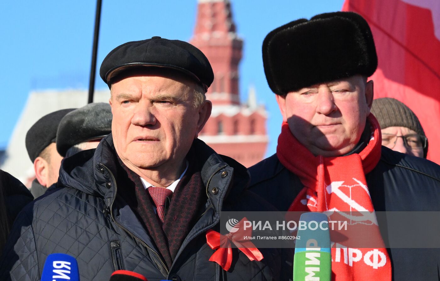 Возложение цветов к Мавзолею Ленина на Красной площади