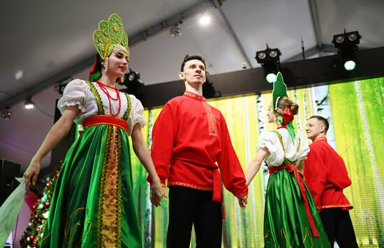 Выставка "Россия". Выступление творческого танцевального коллектива "Шоу-балет "Русский стиль"