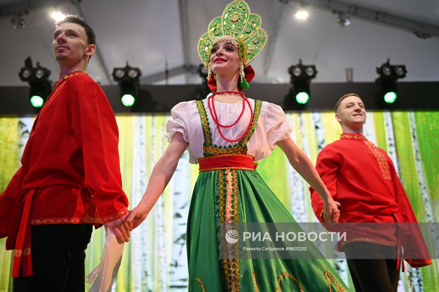 Выставка "Россия". Выступление творческого танцевального коллектива "Шоу-балет "Русский стиль"